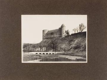 Die Wewelsburg (1924-1934 Standort einer Jugendherberge) mit Alme-Brücke, in: Fotoalbum "Deutsche Jugendherbergen", ohne Verfasser, undatiert