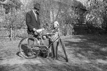 Richard Schirrmann und seine Enkel Michael und Christopher Wesselborg mit dem "goldenen Fahrrad", ein Geschenk des amerikanischen Jugendherbergswerkes in Erinnerung an seine Europa-Fahrten mit amerikanischen Studenten in den 1930er Jahren, überreicht anlässlich der Internationalen JH-Konferenz in Bonn 1959