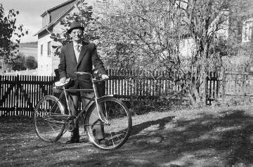 Richard Schirrmann mit dem "goldenen Fahrrad", ein Geschenk des amerikanischen Jugendherbergswerkes in Erinnerung an seine Europa-Fahrten mit amerikanischen Studenten in den 1930er Jahren, überreicht anlässlich der Internationalen JH-Konferenz in Bonn 1959