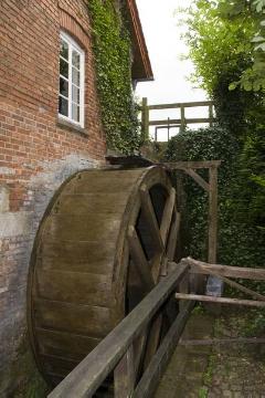 Oberschlächtiges Mühlrad von Hartings Mühle, gegr. 1809, Backsteinbau um 1900, eine von ehemals sechs Wassermühlen in Kleinbremen, Am Rehm 27