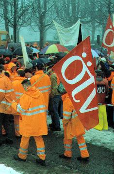 Lüdenscheid, Febuar 1999: LWL-Demonstration gegen die Auflösung des Landschaftsverbandes: Protestmarsch von Straßenbauarbeitern und Gewerkschaftern. Am 1.2.1999 tagte die Landtagsfraktion der Sozialdemokratischen Partei Deutschlands SPD in Lüdenscheid zur geplanten Auflösung der Landschaftsverbände Rheinland und Westfalen.