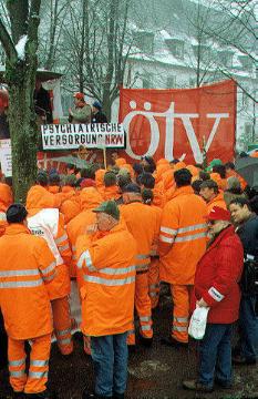 Lüdenscheid, Febuar 1999: LWL-Demonstration gegen die Auflösung des Landschaftsverbandes: Straßenbauarbeiter und Gewerkschafter am Kundgebungswagen. Am 1.2.1999 tagte die Landtagsfraktion der Sozialdemokratischen Partei Deutschlands SPD in Lüdenscheid zur geplanten Auflösung der Landschaftsverbände Rheinland und Westfalen.
