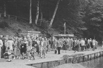 Richard Schirrmann, Reisen: Reisegruppe an einem See, wahrscheinlich bei Silkeborg, Dänemark - evtl. während der internationalen Jugend-Rallye im Rahmen der Internationalen Jugendherbergskonferenz 1959 in Deutschland