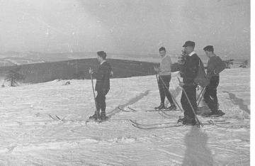 Richard Schirrmann (vorn rechts) mit Freunden auf einer Skiwanderung in Winterberg, undatiert