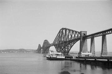 Forth Bridge, Eisenbahnbrücke über den Meeresarm "Firth of Forth" bei Edinburgh, Schottland - Impressionen einer Englandreise Richard Schirrmanns 1959 mit Besuch einheimischer Jugendherbergen (Original unbezeichnet)