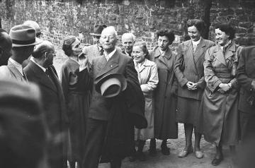 Auf Burg Altena: Richard Schirrmann (Mitte) mit Gästen oder Veranstaltungsteilnehmern, undatiert - evtl. anlässlich seines 80. Geburtstages 1954