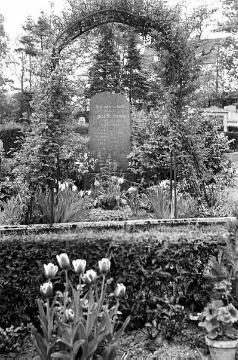 Richard Schirrmann, Familie: Grabstätte seiner Eltern August und Bertha Schirrmann (gestorben 1921 und 1929) in Grunenfeld (poln. Gronówko), Landkreis Heiligenbeil, Ermland-Masuren, Ostpreußen