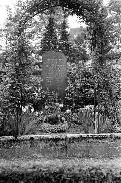 Richard Schirrmann, Familie: Grabstätte seiner Eltern August und Bertha Schirrmann (gestorben 1921 und 1929), Grunenfeld (poln. Gronówko), Landkreis Heiligenbeil, Ermland-Masuren, Ostpreußen
