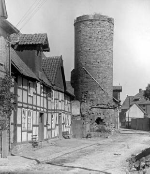 Borgentreich: Fachwerkhäuser am Balkenturm, dem einzig erhaltenen Wehrturm der Stadt (40er Jahre?)