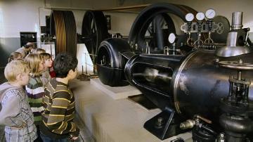 Textilmuseum Bocholt: Museumspädagogisches Kinderprogramm in der Museumsfabrik - Führung durch den Dampfmaschinensaal, ein Nachbau des Maschinenhauses der Baumwollweberei Heuveldop, errichtet 1895 in Emsdetten