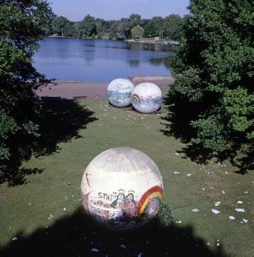Die Aaseekugeln - Installation "Giant Pool Balls" von Claes Oldenburg, USA - skulptur projekte münster 77, Aaseewiese zwischen Adenauer- und Bismarckallee