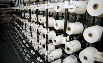 Textilmuseum Bocholt, Websaal: Garnzufuhr für einen Webstuhl zur Produktion von Handtüchern und Tischdecken in der Museumsfabrik 
