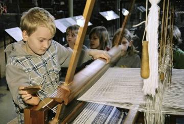 Textilmuseum Bocholt: Museumspädagogisches Kinderprogramm zur Handweberei in der Museumsfabrik