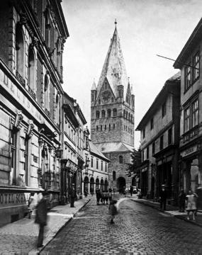 Die Rathausstraße mit Blick auf den Turm der St. Patrokli-Kirche