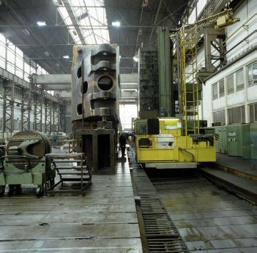 Henrichshütte: Seitenansicht des 265 t schweren Tischholms in der Bearbeitungswerkstatt