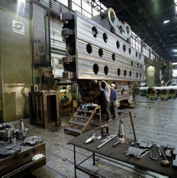Henrichshütte: Arbeiten an dem 265 t schweren Tischholm in der Bearbeitungswerkstatt