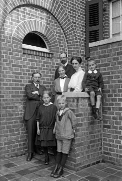 Dr. Joseph Schäfer (links) mit Gattin Maria (rechts) auf Besuch "bei Familie Kaesbach in Gladbeck", vorn rechts: Sohn Hans-Joachim Schäfer, 1916