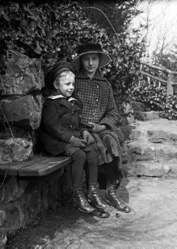Dr. Joseph Schäfer, Ausflüge: Im Stadtgarten Recklinghausen - Tochter Maria Schäfer im Alter von 15 Jahren mit ihrem Bruder Hans-Joachim (geb. 1910), April 1915