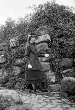 Dr. Joseph Schäfer, Ausflüge: Im Stadtgarten Recklinghausen - Tochter Maria Schäfer im Alter von 15 Jahren, Oktober 1915