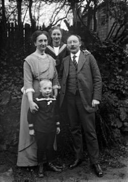 Ehepaar Joseph und Maria Schäfer (verh. ab 1898) mit Tochter Maria (geb. 1900) und Sohn Hans-Joachim (geb. 1910) - im Garten Halterner Straße 9, Recklinghausen, Neujahr 1915