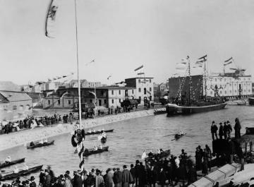 Hafeneinweihung Münster, Festakt am 16. Oktober 1899: Einfahrende Kanalschiffe im Flaggenschmuck