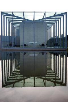 Margret Hille: Ausstellungsquarder der Kunststiftung "Langen Foundation", eröffnet 2004 auf dem Gelände der "Raketenstation Hombroich" bei Neuss (ehem. NATO-Basis), Architekt: Tadao Ando, Japan