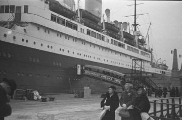 Richard Schirrmann, Reisen: Am Transatlantikpier in Cuxhaven - Impressionen einer Schiffsreise nach Amerika 1949, ohne Titel