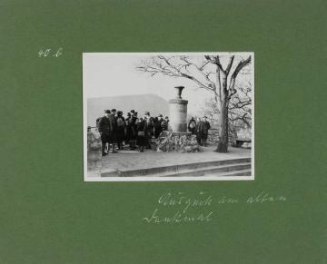 Fotoalbum Richard Schirrmann: "Fahrender Jugendherbergselternlehrgang im Gau Sauerland-Münsterland 1932" - an einem Denkmal