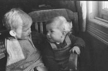 Richard Schirrmann, Familie: Gudrun (geb. 1942, rechts) und Harald, die beiden jüngsten Kinder Schirrmanns mit seiner zweiten Frau Elisabeth, undatiert