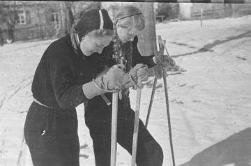 Richard Schirrmann, Familie: Die Töchter Irmgard (?, links) und Gudrun (?) beim Aufbruch zu einer Skitour, undatiert, um 1955?