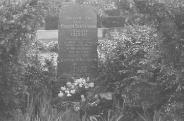 Richard Schirrmann, Familie: Grabstätte seiner Eltern August und Bertha Schirrmann (gestorben 1921 und 1929) in seinem Heimatdorf Grunenfeld (poln. Gronówko), Landkreis Heiligenbeil, Ermland-Masuren, Ostpreußen