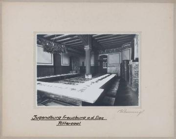 Jugendburg Freusburg, Rittersaal, in: Fotoalbum "Deutsche Jugendherbergen", ohne Verfasser, undatiert