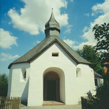 Heilig Kreuz-Kapelle ("Drüggelter Kapelle") auf Hof Schulte-Drüggelte in Möhnesee-Delecke, romanischer Zentralbau mit zwölfeckigem Grundriss, erbaut Mitte des 12. Jh.