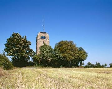 Der Bismarckturm, 1914 erbauter Aussichtsturm am Haarweg/Bundesstraße 229 (Delecke)