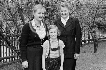 Richard Schirrmann, Familie: Die Töchter Irmgard, Sunhild und Gudrun (Mitte) im Garten, Grävenwiesbach um 1952