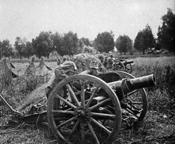 Kriegsschauplatz Polen um 1916: Soldaten bringen schwere österreichische Mörser in Stellung