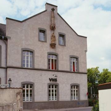 Volkshochschulgebäude, Seitengiebel mit Madonnen- Skulptur (Kirchplatz 5)