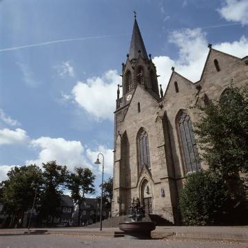 St. Pankratius-Kirche (erbaut 1852-57) mit Marktplatz und Marktbrunnen