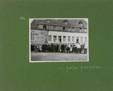 Fotoalbum Richard Schirrmann: "Fahrender Jugendherbergselternlehrgang im Gau Sauerland-Münsterland 1932" - vor der Jugendherberge Menden (eröffnet 1930)