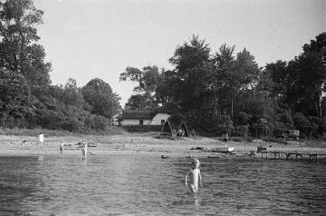 Am Strand - Familie Schirrmann während eines Urlaubs in Kalkhorst an der Ostsee zwischen Lübeck und Wismar (Mecklenburg), um 1935