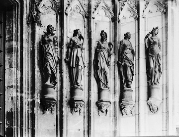 St. Paulus-Dom, Westportal: Skulpturengruppe "Die törichten Jungfrauen" von Gerhard Gröninger
