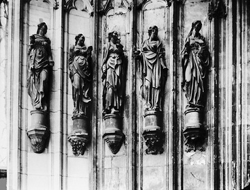 St. Paulus-Dom, Westportal: Skulpturengruppe "Die klugen Jungfrauen" von Gerhard Gröninger