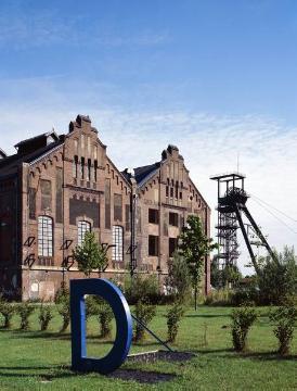 Industriedenkmal Zeche Radbod (1907-1990): Förderturm und Fördermaschinenhallen Schacht  I und II, seit 2000 unter Denkmalschutz, Umnutzung des Zechengeländes zum Gewerbegebiet