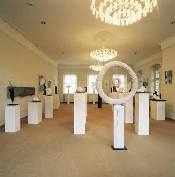 Heimatmuseum Haus Martfeld: Ausstellung der Bildhauergruppe ARTelier, Wuppertal, Rundplastik vorn: "Ausblick", Alexandra Hardt, Beton und Stahl