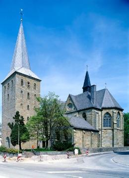 St. Pankratius-KIirche mit Westturm, spätromanische Hallenkirche, erbaut im 13. Jh.