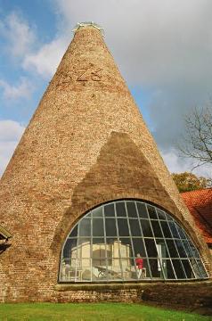 Glashütte Gernheim: Glasbrennerturm, errichtet 1826, Hüttenbetrieb von 1812-1877, nach Restaurierung eröffnet 1998 als Industriemuseum des Landschaftsverbandes Westfalen-Lippe