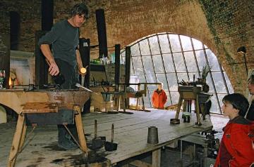 LWL-Industriemuseum Glashütte Gernheim: Schauproduktion von Glaspokalen nach historischer Vorlage, hier: Ausarbeitung der "Kuppa" aus dem glühenden Rohling