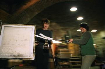 LWL-Industriemuseum Glashütte Gernheim: Schauproduktion von Glaspokalen nach historischer Vorlage