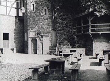 Rasttische im Innenhof von Burg Altena, links der Eingang zur Kirche