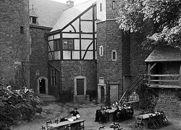 Jugendherberge auf Burg Altena, 1912/14 gegründet von Lehrer Richard Schirrmann (auch erster Herbergsvater), undatiert, um 1920?